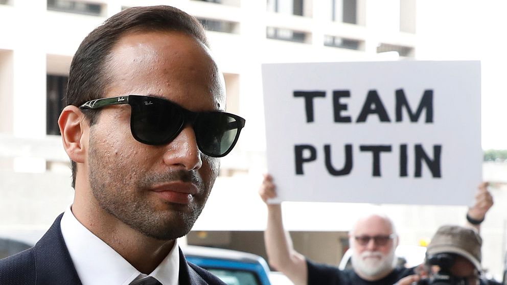George Papadopoulos mötte demonstranter som anklagade honom för att ingå i ”Team Putin” när han anlände till rättsalen under fredagen.