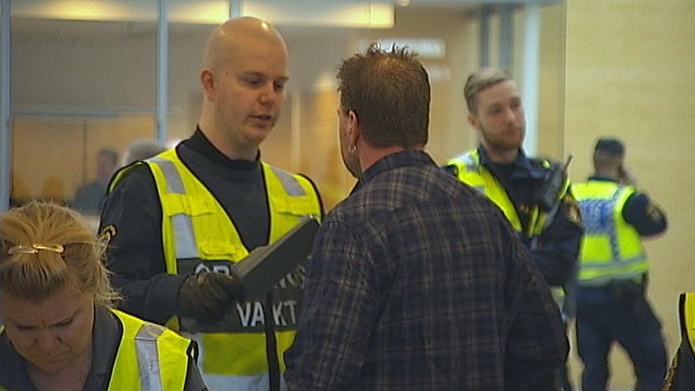 Åhörare visiteras av polis