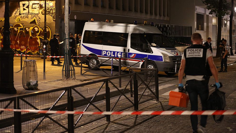 Polis på plats i Paris 19:e arrondissement där en knivbeväpnad man skadade totalt sju personer på söndagskvällen
