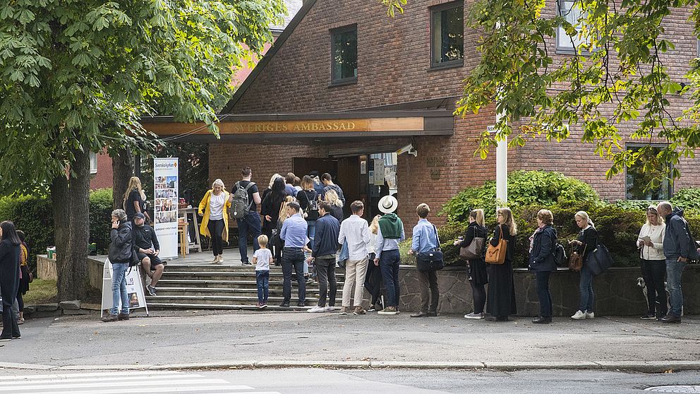 Politi passer på køen utenfor den svenske ambassaden i Oslo. Svensker stemmer til riksdalsvalget i Sverige.