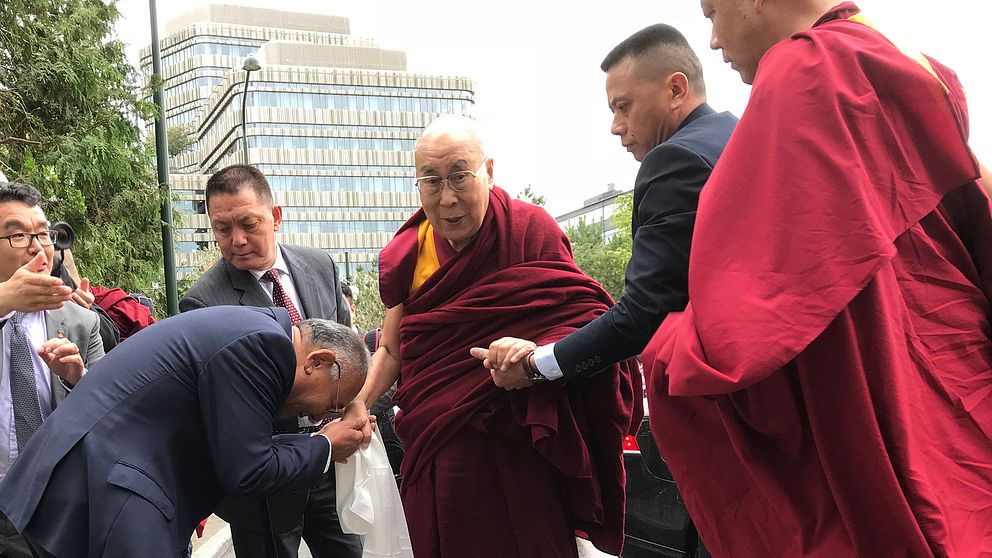 Dalai lama stannar några dagar i Skåne innan han flyger vidare till Nederländerna, Tyskland och Schweiz.