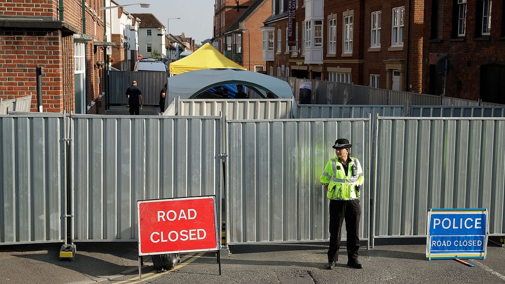 En polis framför avspärrningar i Salisbury