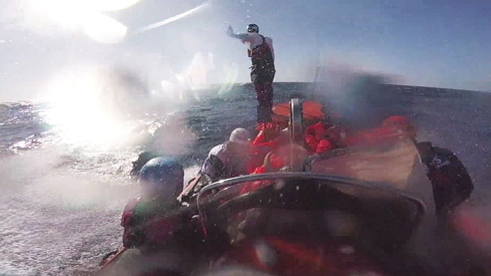 Under flykten på Medelhavet besköts familjens båt och femhundra personer hamnar i vattnet, varav bara hälften överlevde