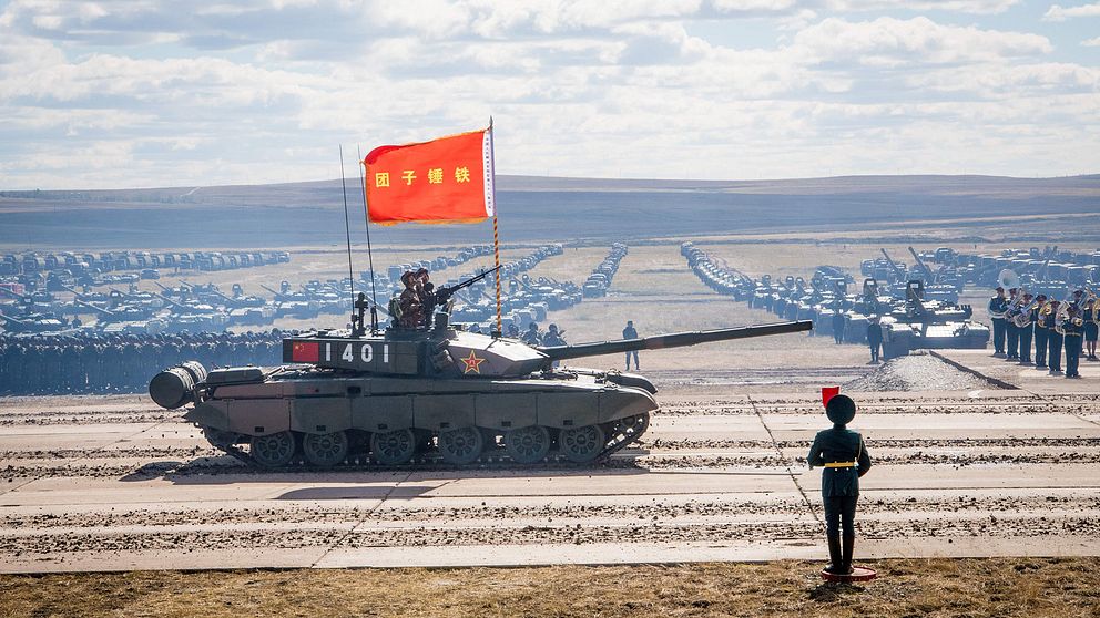 Ryska, kinesiska och mongoliska styrkor deltar i en parad vid Vostok 2018-övningen i östra Ryssland.