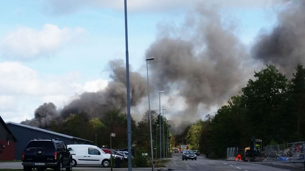 Brand på bilskrot i Karlskrona.