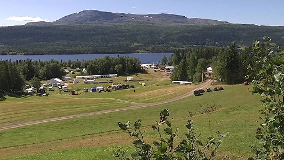 åkermark, byggnader, skog, sjö och fjäll