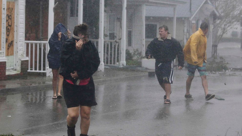 Två kvinnor och två män flyr undan regnet i North Carolina.