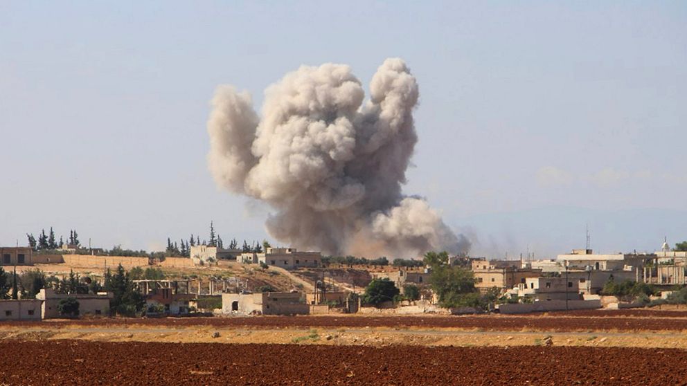 Ett rökmoln över Idlibprovinsen efter ett flyganfall.