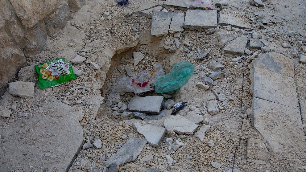 Ett hål i gatan i Aleppo efter en raketattack.