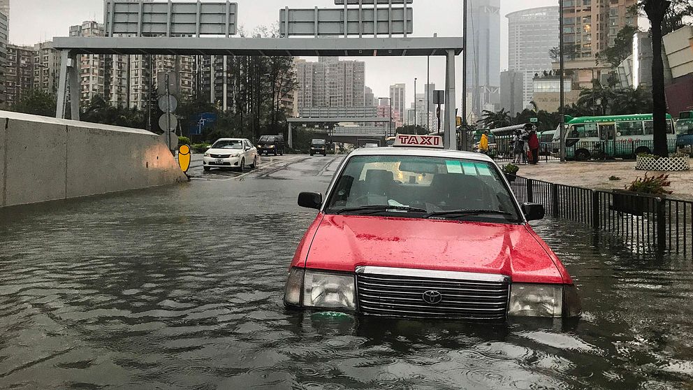 En övergiven taxi i Hongkong, som drabbats av rejäla översvämningen efter att Mangkhut förbi staden under söndagen.