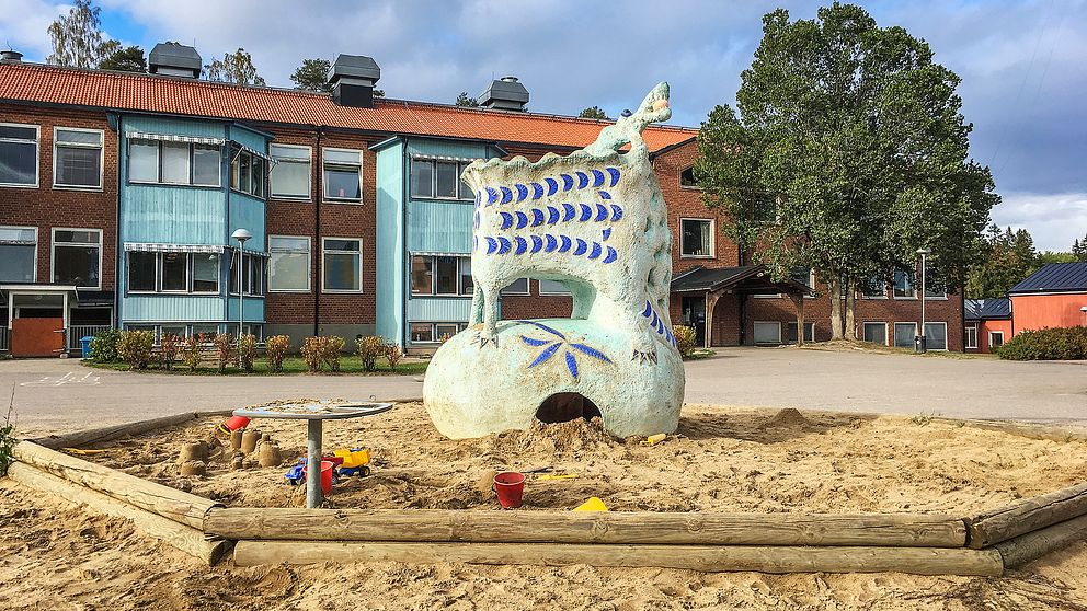 Lekskulpturen Babbeliba står på Västra skolan i Hudiksvall och föreställer en drake.