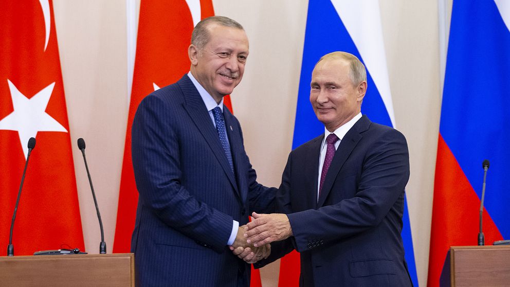 Turkiets president Tayyip Erdogan och rysslands president Vladimir Putin skakade hand efter presskonferensen.