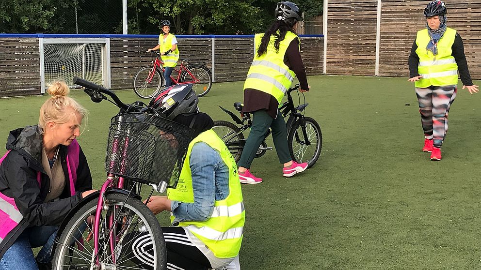 Under måndagskvällen samlades flera kvinnor som ville lära sig cykla.