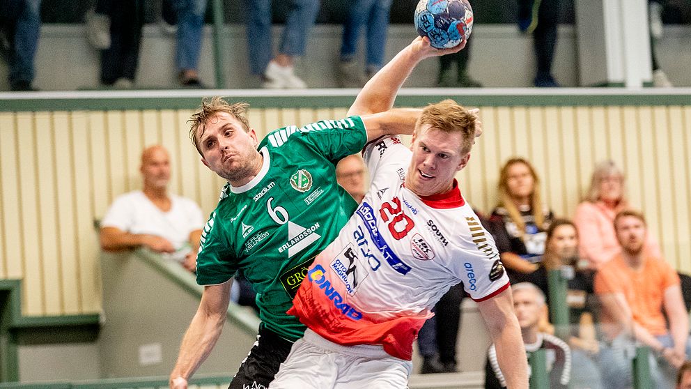 Önnereds Anton Schultze och Malmös Adam Lönn under tisdagens match i handbollsligan mellan Önnereds HK och HK Malmö.