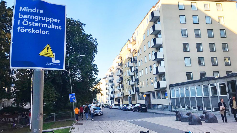 Liberalernas valaffisch hänger kvar efter deadline på Gyllenstiernsgatan på Östermalm.