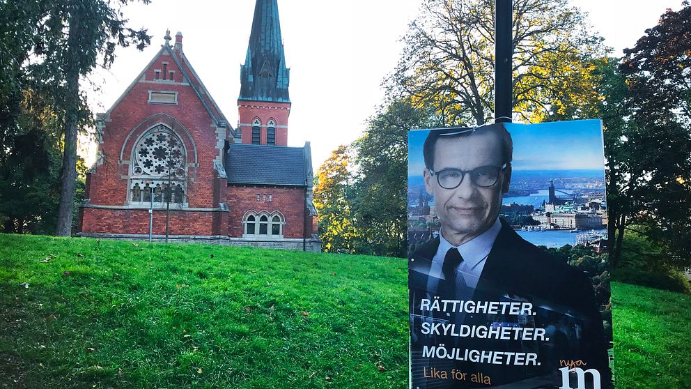 Moderaternas valaffisch hänger kvar efter deadline i Gustaf Adolfsparken.