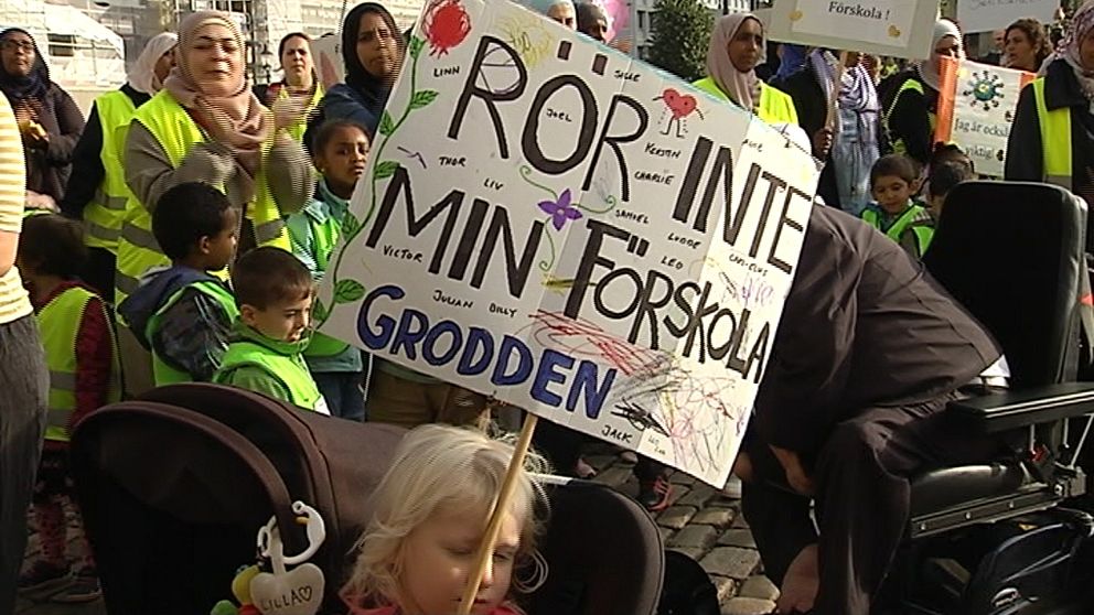 En bild på en manifestation och en skylt där det står ”Rör inte min förskola Grodden”