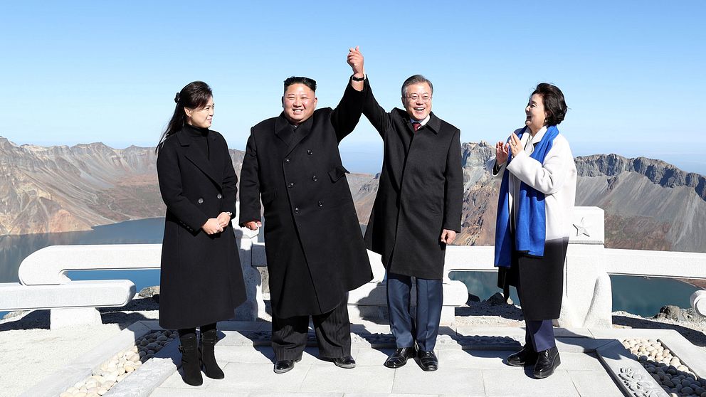 Nordkoreas ledare Kim Jong-un och Sydkoreas president Moon Jae-in tillsammans med sina fruar.