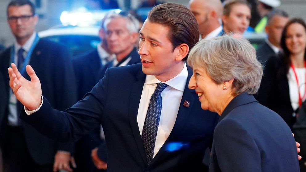 Storbritanniens premiärminister Theresa May tas emot av Österrikes förbundskanster Sebastian Kurz.