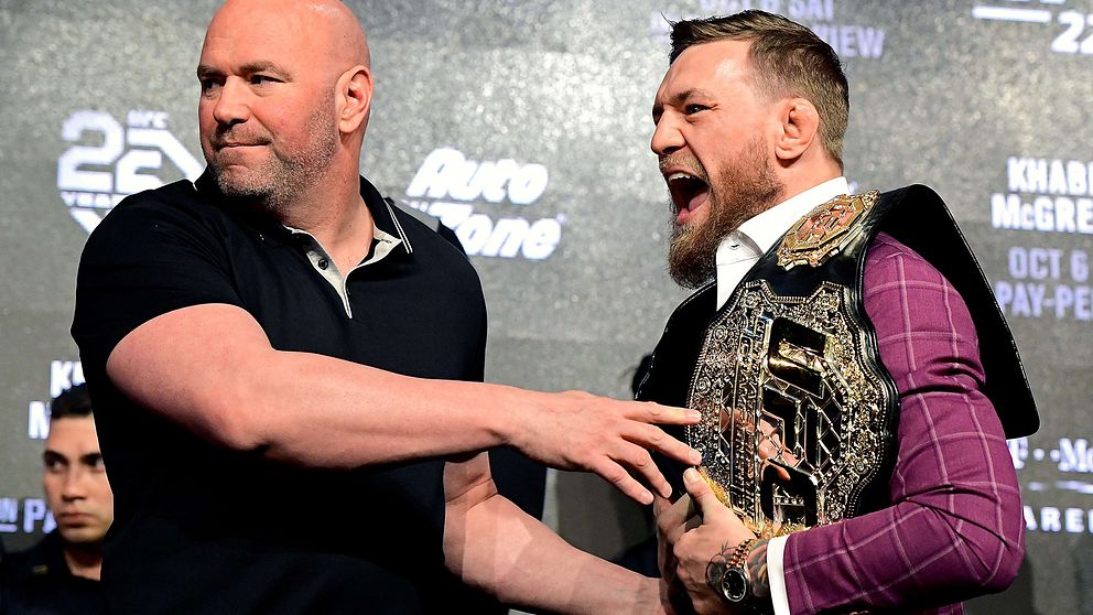 MMA-stjärnan Conor McGregor (höger) och UFC-presidenten Dana White (vänster) under nattens presskonferens.