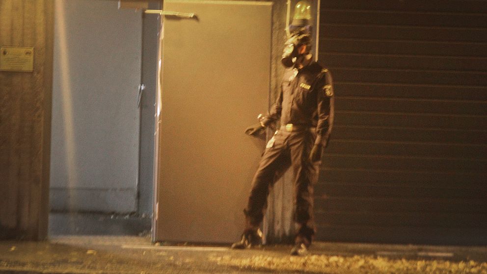 Polisen utanför det garage i polishuset i Gävle där tårgasattacken ägde rum, natten mot lördag.