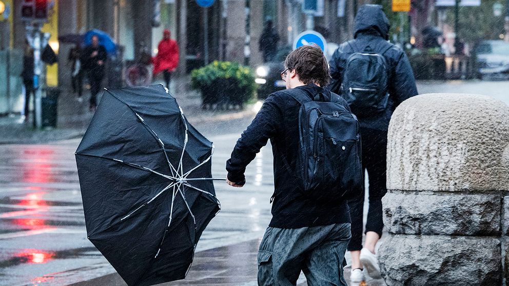 Paraplyproblem i utanför Centralstationen i Malmö då stormen Knud anlände på fredagseftermiddagen. SMHI har utfärdat klass 1 varningar för södra Sverige på grund av stormen Knud.