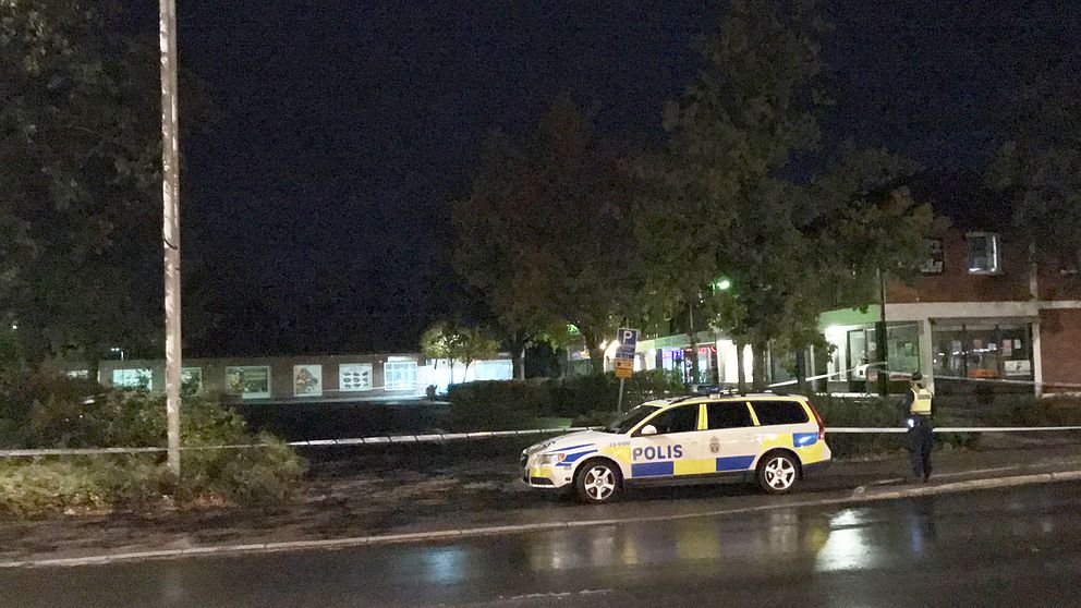 Polisen spärrade av ett område vid Skranta torg i Karlskoga under söndagskvällen