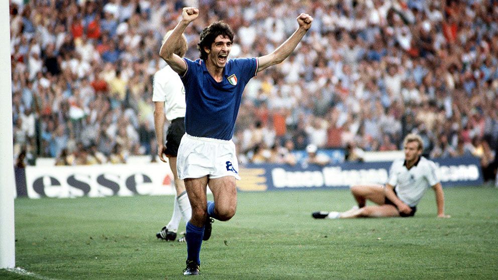 Paolo Rossi jublar efter 3-1-segern över Västtyskland i VM-finalen på Santiago Bernabéu-stadion i Madrid 1982. Guldet var Italiens tredje i VM-sammanhang.