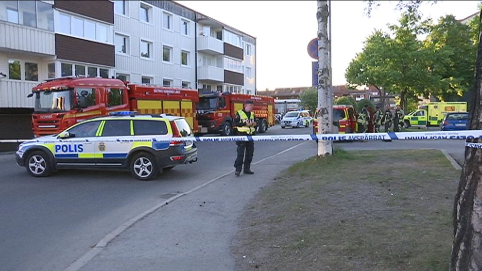 Enligt mamman i familjen ska en av gärningsmännen ha sagt ”nu får ni flyga” innan han tände på bomben och hoppade ner från den 9 meter höga balkongen. Sprängningen skedde i Sandviken i maj 2018.