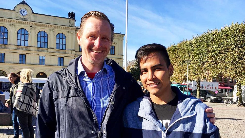 Öyvind Egeland och Mohammad Reza Amini, 19 år, firade ihop på torget i Karlstad