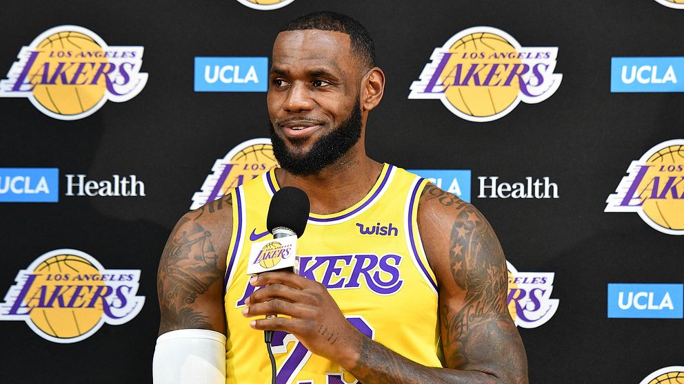 LeBron James under sin presskonferens i Los Angeles Lakers.