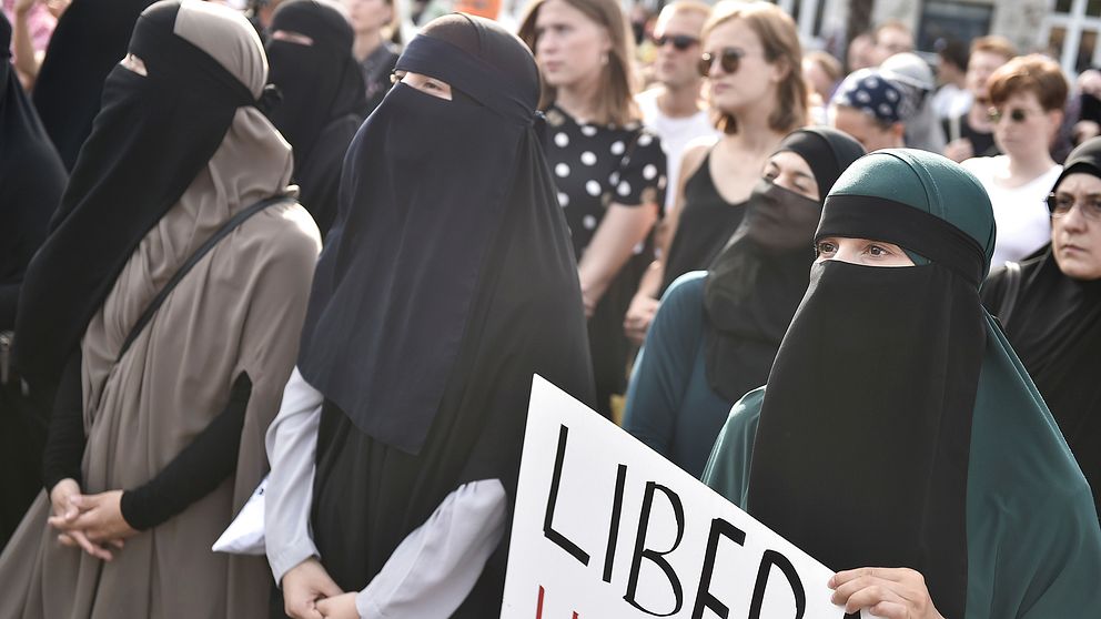 Den anmälda poliskramen utdelades i samband med en demonstration mot det danska förbudet mot burka och niqab, som hölls i augusti.