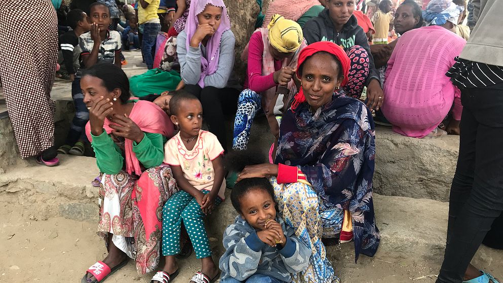 En kvinna och hennes barn som tagit sig över gränsen till Etiopien.