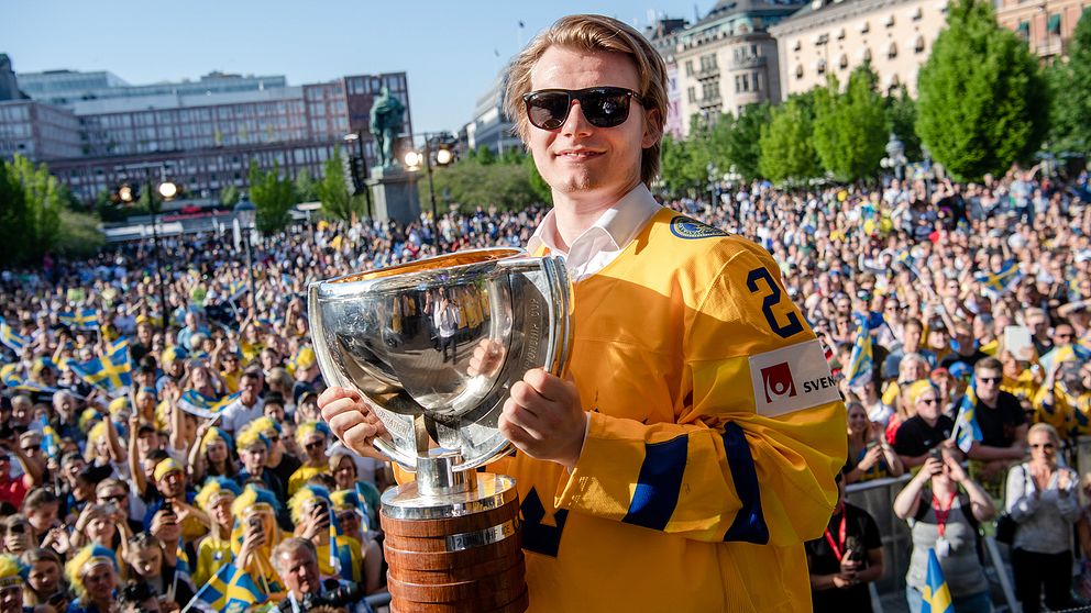 Lias Andersson firar VM-guldet i Kungsträdgården dagen efter finalen.