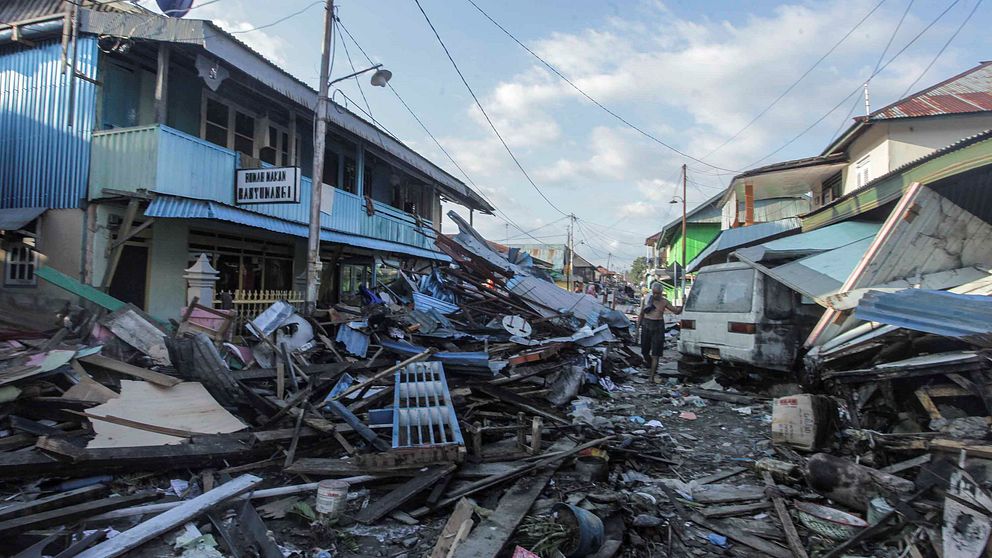 Bilden visar förödelsen efter tsunamin som slog in över Indonesien.