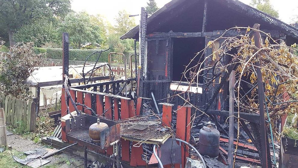 En stuga totalförstördes vid en brand på Mejerigatans koloniområde.