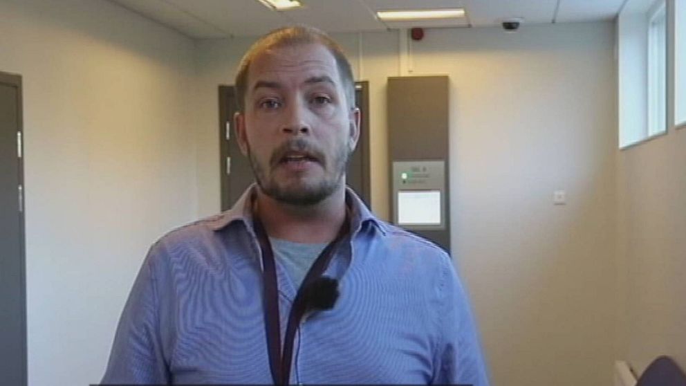 SVT:s reporter i tingsrätten. Han har blå skjorta, tittar ini kameran och ser allvarsam ut.