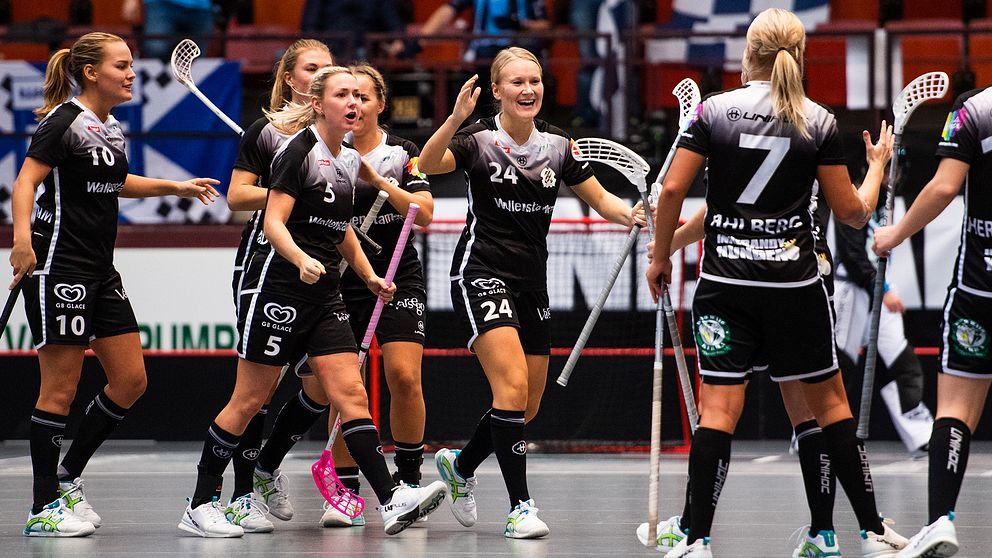 IBK Göteborgs Sara Johnsson (mitten) jublar med lagkamrater efter att hon gjort 5–5.