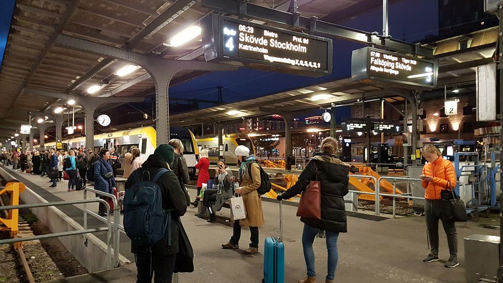 En bild på väntande personer på centralstationen i Göteborg