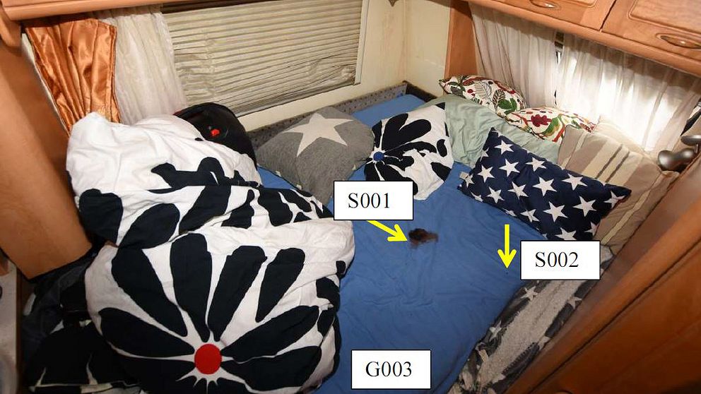 Sängen där mordförsöket ska ha ägt rum. Bilden är från polisens förundersökningsprotokoll.