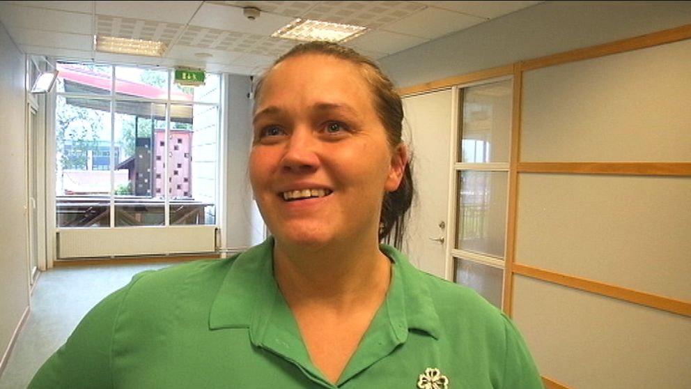 Centerpartiets Annika Andersson har en grön skjorta på sig och ler mot kameran.