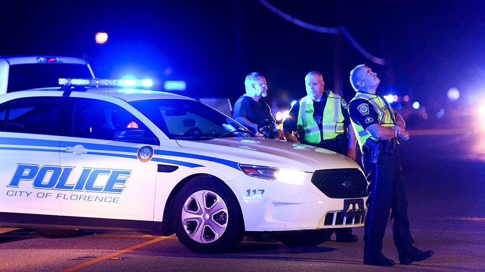 Poliser omdirigerar trafiken i närheten av den plats där en man öppnade eld mot en polisinsats i Florence, South Carolina