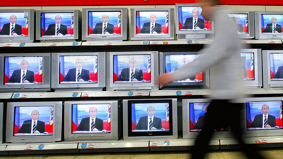 Rysslands president Vladimir Putin på flera tv-skärmar.