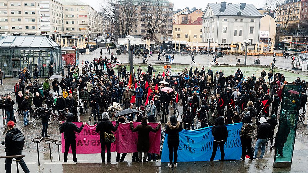 Vänsterorganisationer kallade kallade till demonstration på Medborgarplatsen i Stockholm på måndagskvällen, med anledning av rättegången mot den person som anklagas för att ha knivhuggit en nazist under manifestationen i Kärrtorp förra året.