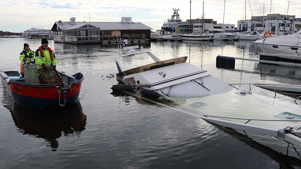 En 12 meter fritidsbåt sjönk under torsdagen i Karlskronas hamn.
