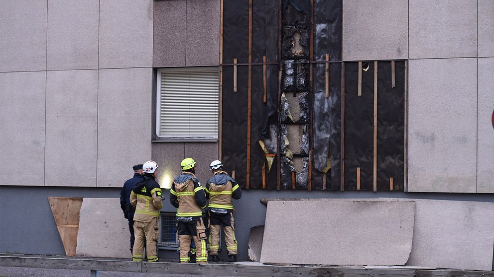 Skador efter brand på fasad på ett flerfamiljshus