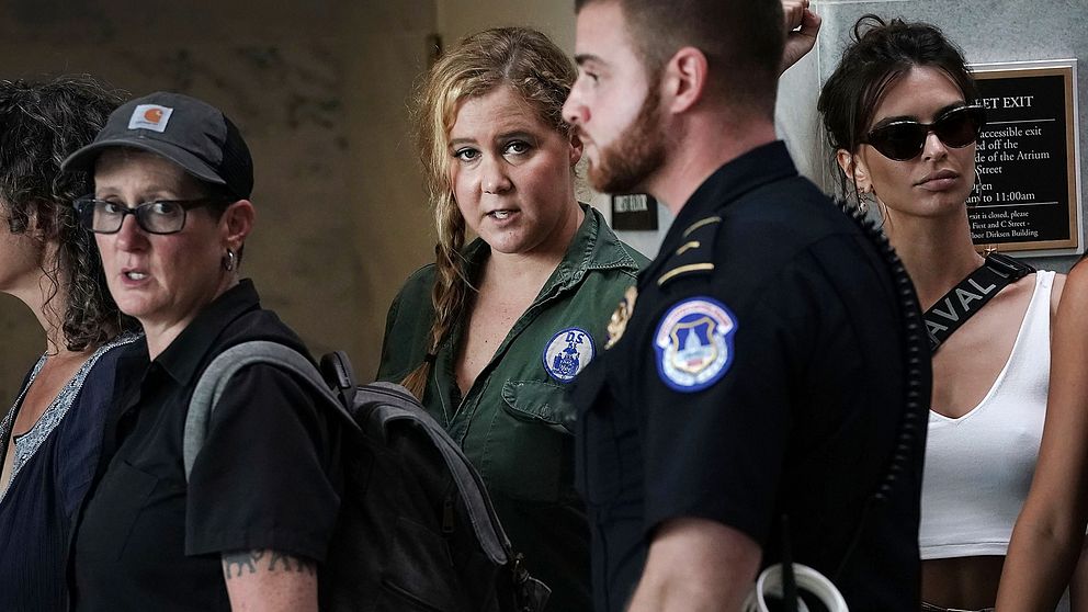 Amy Schumer (grön skjorta i mitten) deltog i protestaktionen mot HD-domarkandidaten under torsdagen.