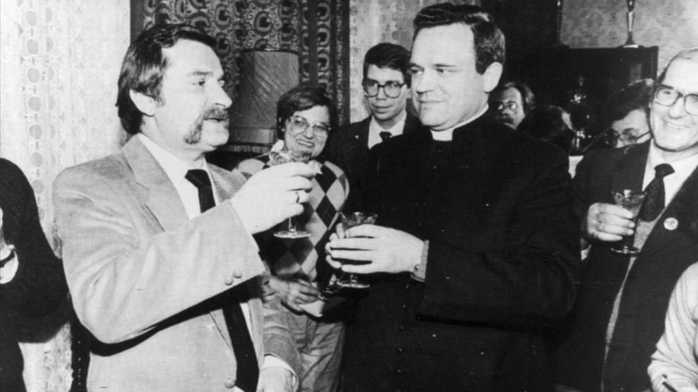 Världens medier, även SVT:s utsända, trängdes hos prästen Jankowski där Lech Walesa firade sitt fredspris 1983.