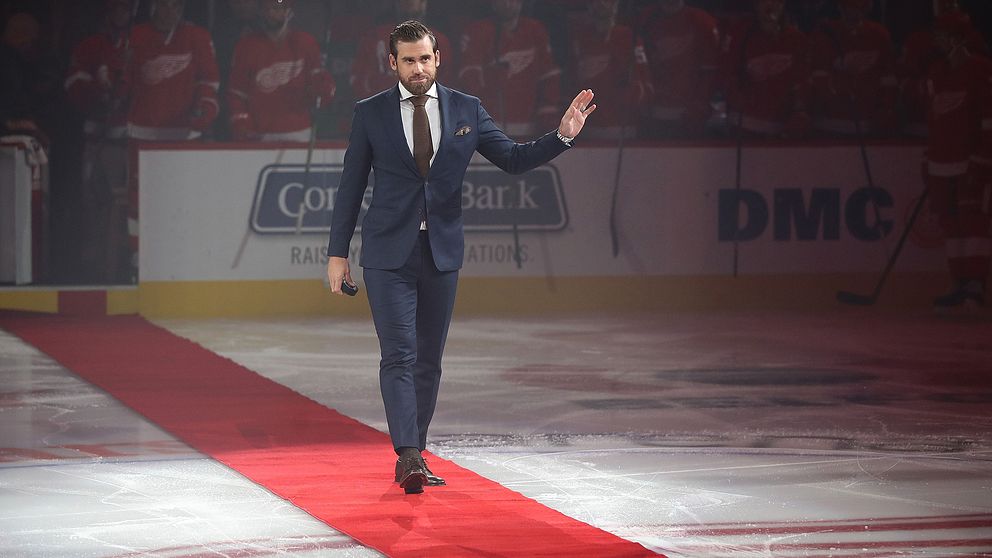 Henrik Zetterberg på isen inför premiärmatchen.