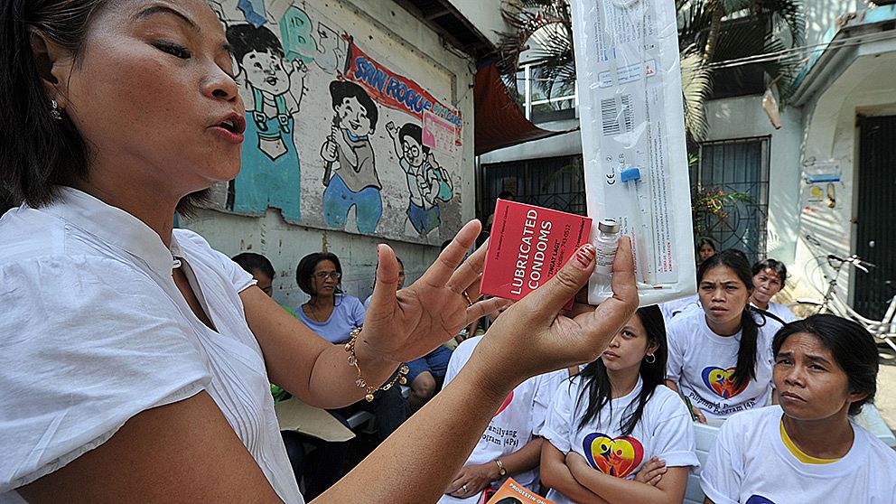 En filippinsk hälsoinformatör visar preventivmedel under en föreläsning för gravida kvinnor i en förort till Manila, Filippinerna. Arkivfoto från 2011.